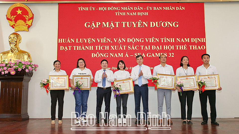Đồng chí Trần Lê Đoài, TUV, Phó Chủ tịch UBND tỉnh và lãnh đạo Sở Văn hóa, thể thao và du lịch tặng Bằng khen của Chủ tịch UBND tỉnh cho các Huấn luyện viên đạt thành tích xuất sắc