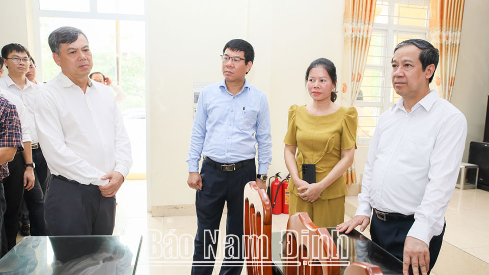 PGS.TS Nguyễn Kim Sơn, Ủy viên BCH Trung ương Đảng, Bộ trưởng Bộ GD và ĐT kiểm tra công tác thi tốt nghiệp THPT tại trường THPT Mỹ Lộc. Đt6
