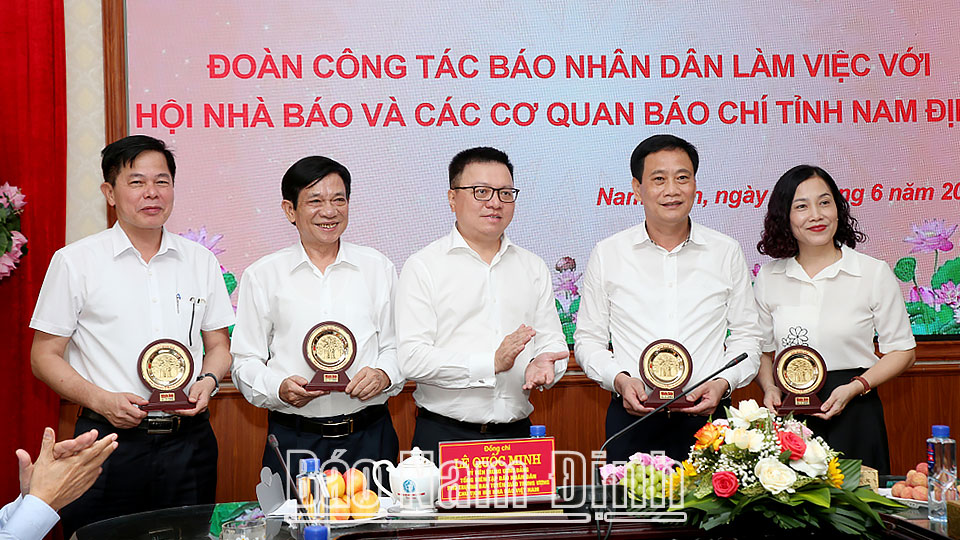 Đồng chí Lê Quốc Minh, Ủy viên BCH Trung ương Đảng, Tổng Biên tập Báo Nhân Dân, Phó Trưởng ban Tuyên giáo Trung ương, Chủ tịch Hội Nhà báo Việt Nam tặng quà lưu niệm cho lãnh đạo Hội Nhà báo tỉnh và các cơ quan báo chí của tỉnh. ảnh: Hoàng Tuấn ĐT3