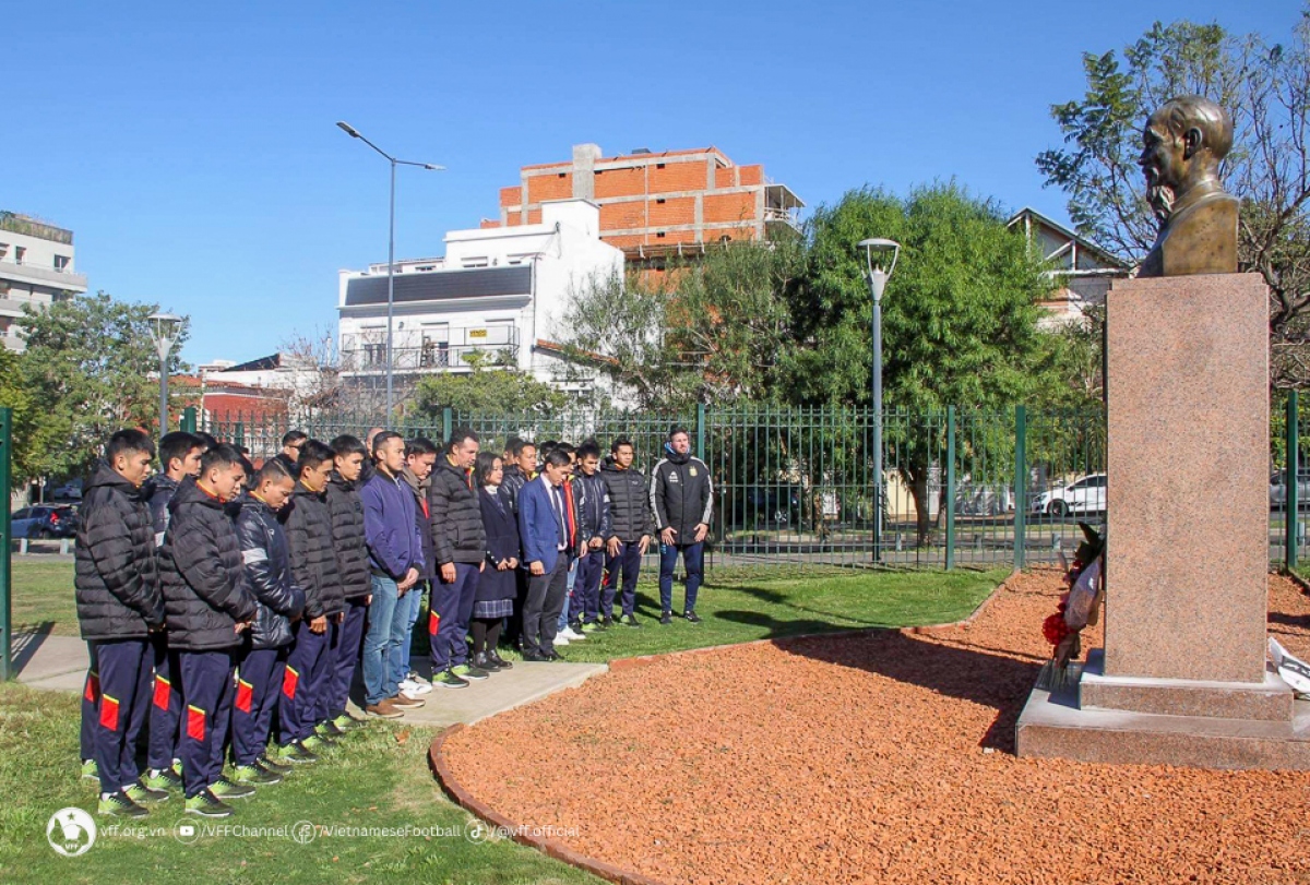 ĐT Futsal Việt Nam dâng hoa tại tượng đài Chủ tịch Hồ Chí Minh. 