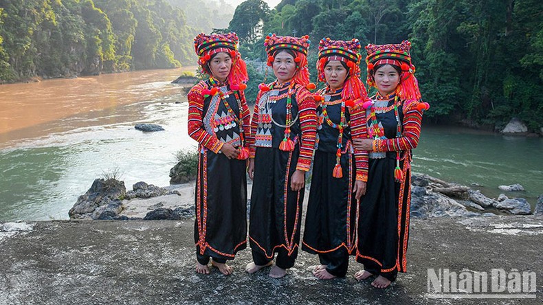 Trang phục của người Hà Nhì. 
Ảnh: THÀNH ĐẠT