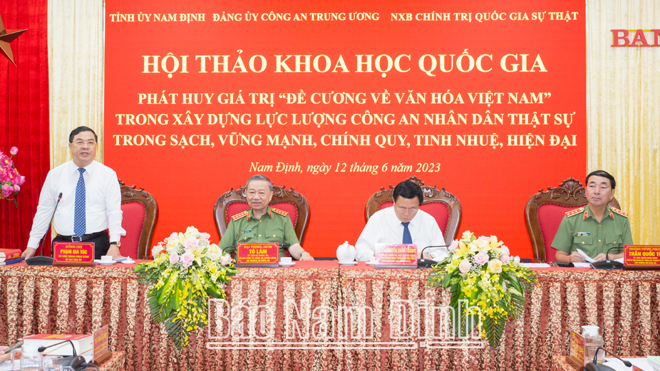 Đồng chí Phạm Gia Túc, Ủy viên BCH Trung ương Đảng, Bí thư Tỉnh ủy điều hành phần tham luận tại hội thảo. 

