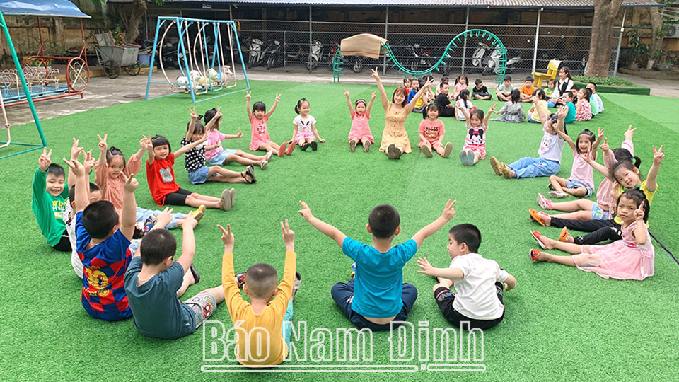 Các cháu Trường Mầm non Sao Vàng (thành phố Nam Định) với một hoạt động vui chơi ngoài trời.
