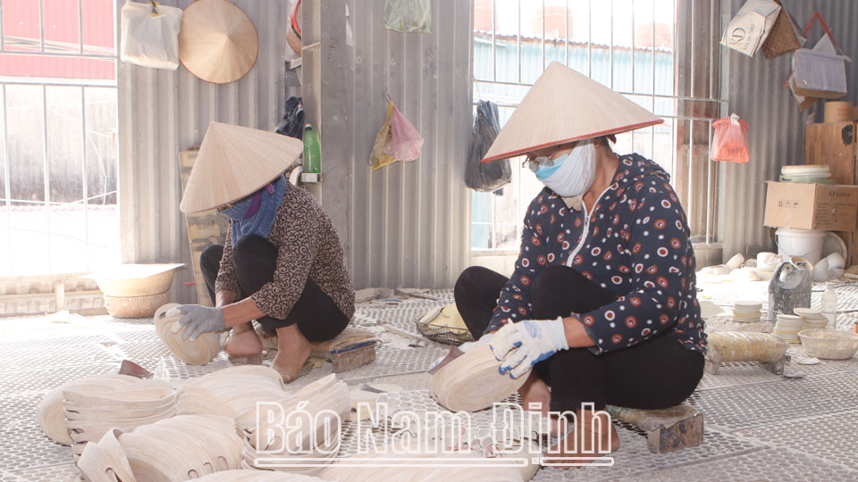 Lao động làng nghề sản xuất mây tre đan xã Yên Tiến (Ý Yên) ngày càng nâng cao ý thức chấp hành quy định bảo đảm an toàn, vệ sinh lao động.
