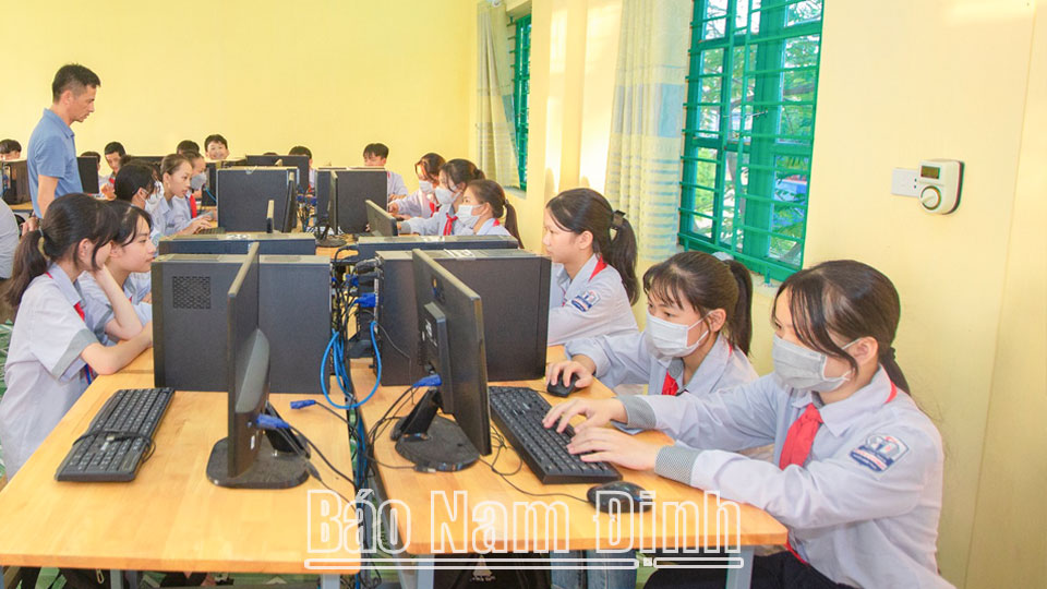 Giờ thực hành môn Tin học của học sinh Trường THCS Nam Cường.