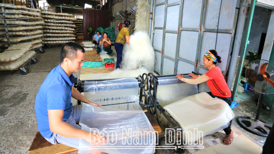 Cơ sở sản xuất bánh đa Dũng Trang, xã Nghĩa Sơn, doanh thu mỗi năm đạt 1,7 tỷ đồng, tạo việc làm thường xuyên cho hơn 20 lao động trong xã.