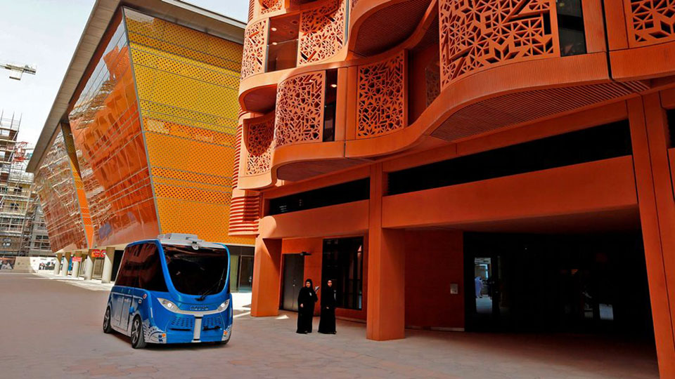 Tại Masdar City ở Abu Dhabi, các con phố được thiết kế để tận dụng bóng râm và gió. 
Ảnh: AFP