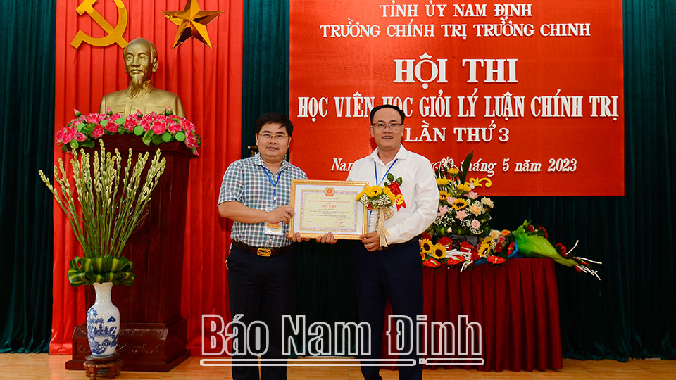 Hiệu trưởng Trường Chính trị Trường Chinh (bên trái) trao giải Nhất cho học viên tại Hội thi Học viên học giỏi lý luận chính trị do nhà trường tổ chức.
Ảnh: Xuân Thu