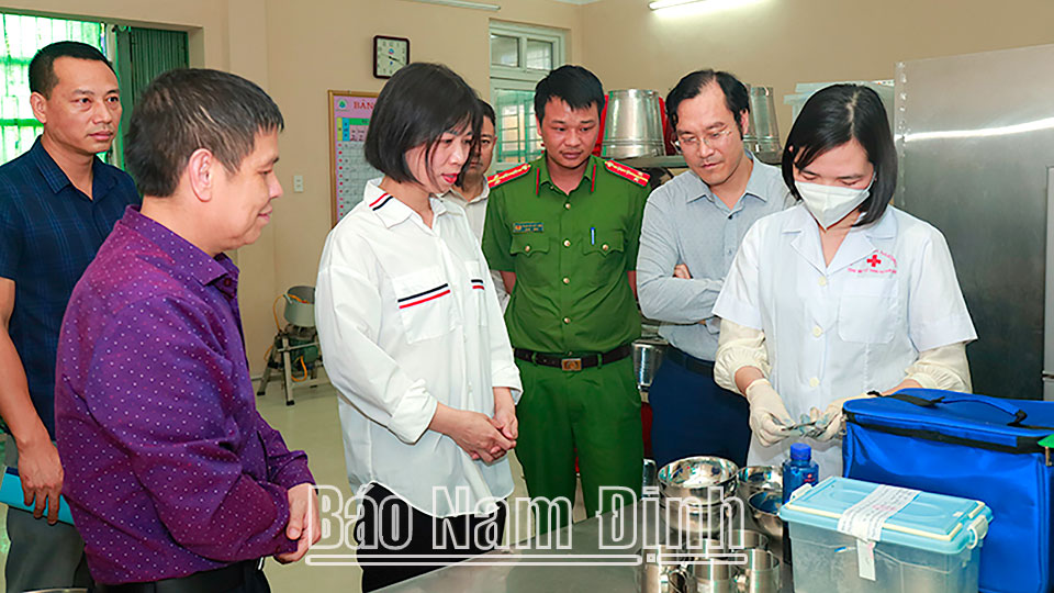 Đoàn liên ngành vệ sinh an toàn thực phẩm thành phố Nam Định kiểm tra bếp ăn Trường Mầm non số 4 trên địa bàn.