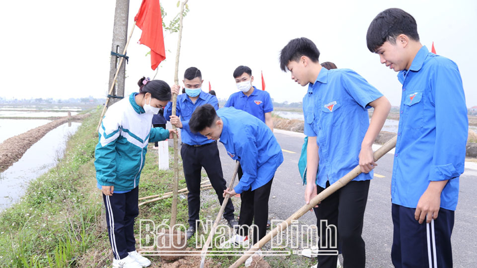 Đoàn viên, thanh niên huyện Mỹ Lộc tham gia trồng cây bảo vệ môi trường.