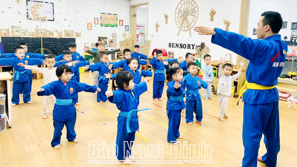 Huấn luyện viên Võ đường Vovinam Phú Quý Đường (thành phố Nam Định) hướng dẫn những động tác tập cơ bản cho trẻ em.