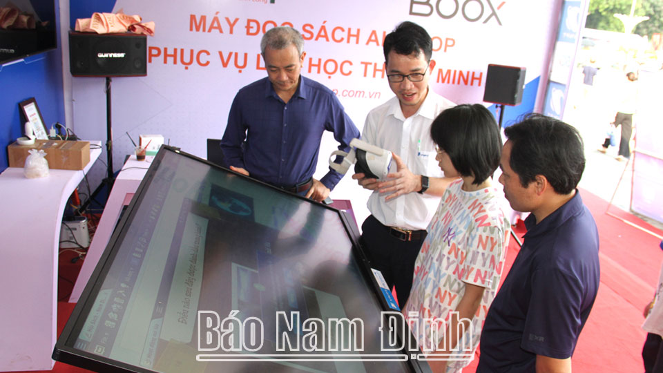 Nhân viên VNPT Nam Định hướng dẫn người dân tham khảo mô hình học liệu số.