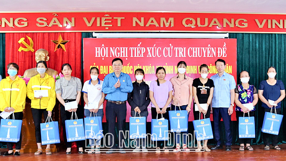 Đại diện lãnh đạo Đoàn Đại biểu quốc hội tỉnh và LĐLĐ tỉnh trao quà cho công nhân lao động có hoàn cảnh khó khăn. 