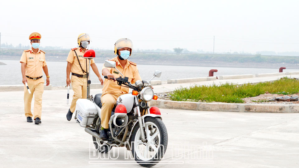 Lực lượng Công an tuần tra, kiểm soát bảo đảm an ninh, an toàn trên địa bàn thị trấn Quất Lâm (Giao Thủy).
 Bài và ảnh: Xuân Thu