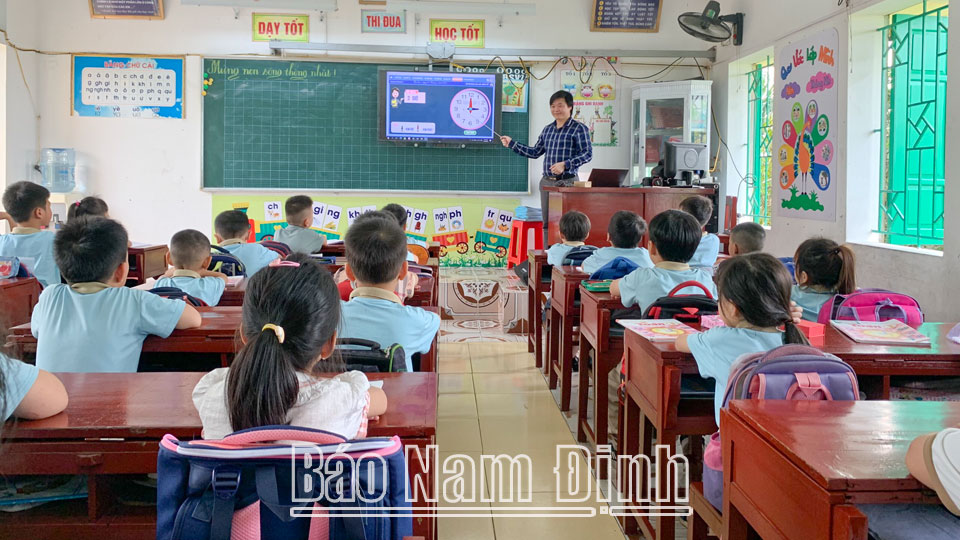 Thầy Trần Văn Hiếu, giáo viên Trường Tiểu học thị trấn Xuân Trường (Xuân Trường) đoạt giải Nhất cuộc thi Xây dựng thiết bị dạy học số toàn quốc và học sinh trong một giờ học.