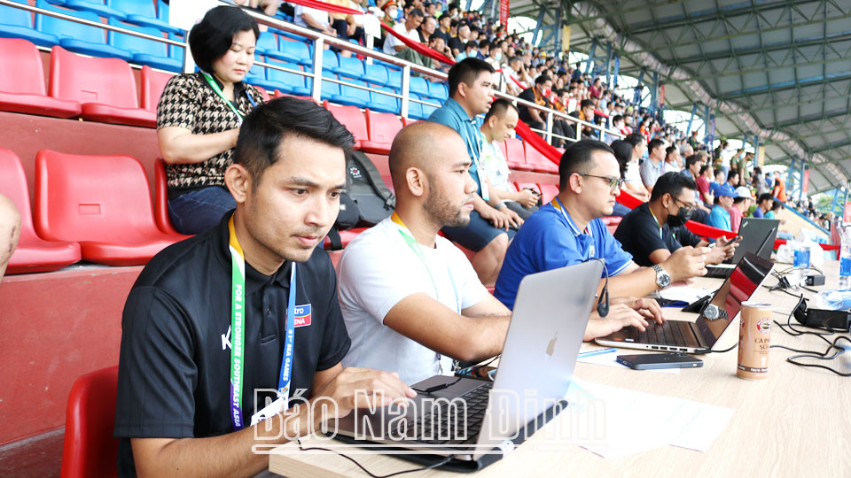 Phóng viên trong nước và quốc tế tác nghiệp trên khán đài Sân vận động Thiên Trường tại SEA Games 31 tổ chức tại Nam Định.
Bài và ảnh: Khánh Dũng