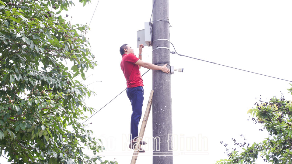 Anh Lê Nghĩa, công chức văn hóa - xã hội kiêm Trưởng Đài Truyền thanh thị trấn Mỹ Lộc (Mỹ Lộc) kiểm tra thiết bị loa truyền thanh thông minh.