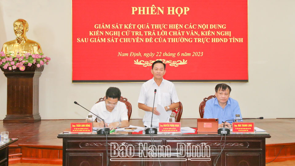 Đồng chí Nguyễn Phùng Hoan, Ủy viên Ban TVTU, Phó Chủ tịch Thường trực HĐND tỉnh phát biểu kết luận tại hội nghị.