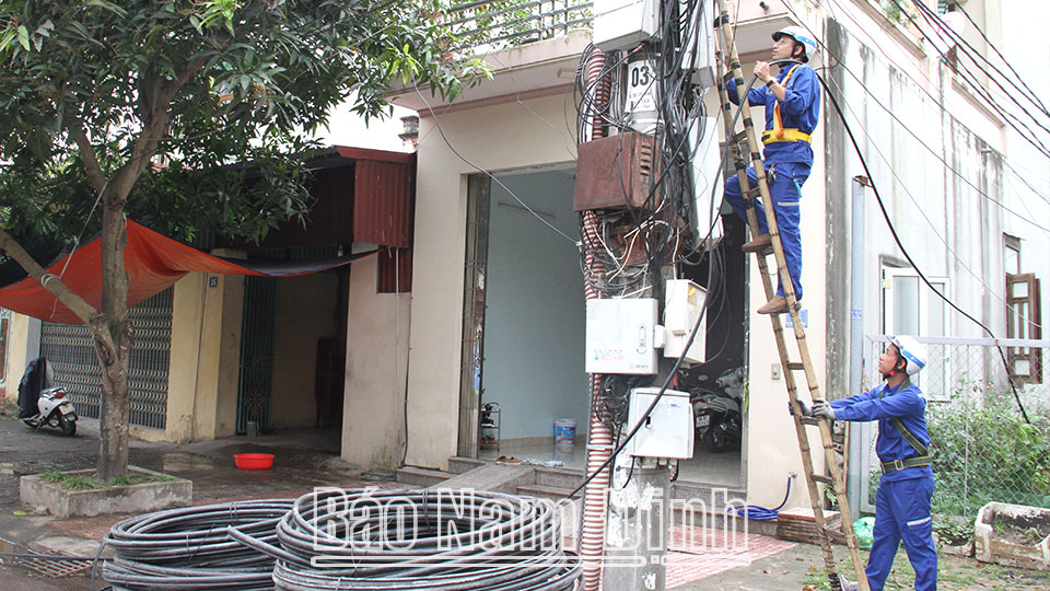 Nhân viên VNPT thu dọn cáp viễn thông tại thành phố Nam Định đảm bảo an toàn thông tin trong mùa mưa bão.