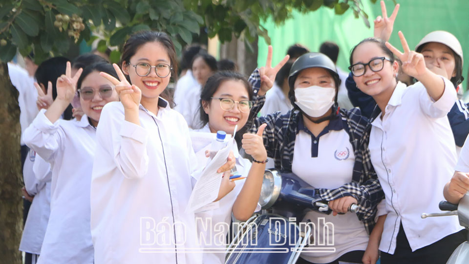 Niềm vui của các thí sinh sau khi hoàn thành môn thi Ngoại ngữ tại điểm thi Trường THPT Trần Hưng Đạo (thành phố Nam Định).