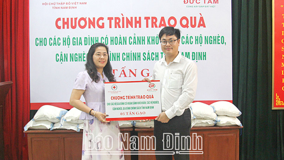 Hội Chữ thập đỏ tỉnh tiếp nhận ủng hộ của Công ty TNHH phát triển giáo dục tế và tài trợ xã hội Đức Tâm.