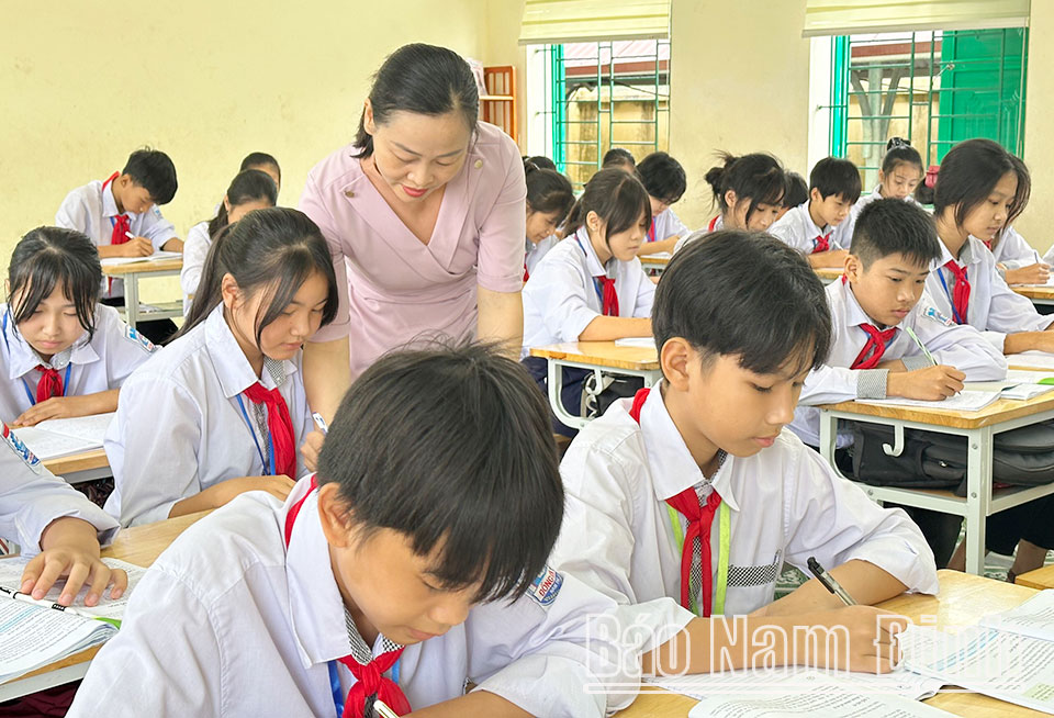 Cô và trò Trường THCS Đồng Sơn (Nam Trực) trong một giờ học.