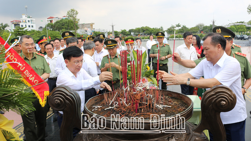 Các đồng chí: Lê Quốc Chỉnh, Phó Bí thư Thường trực Tỉnh ủy, Chủ tịch HĐND tỉnh, Trưởng đoàn Đoàn đại biểu Quốc hội tỉnh; Phạm Đình Nghị, Phó Bí thư Tỉnh ủy, Chủ tịch UBND tỉnh dâng hương tại Tượng đài Tổng Bí thư Trường Chinh.