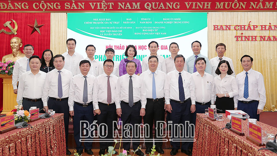 Các đại biểu chụp ảnh lưu niệm. 