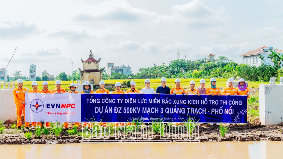 Các thành viên Tổ xung kích Công ty Điện lực Nam Định tham gia hỗ trợ thi công dự án đường dây 500kV mạch 3 nêu cao tinh thần “vượt nắng, thắng mưa”; “ăn tranh thủ, ngủ khẩn trương”; “thi công 3 ca, 4 kíp” hoàn thành tốt nhiệm vụ được giao.