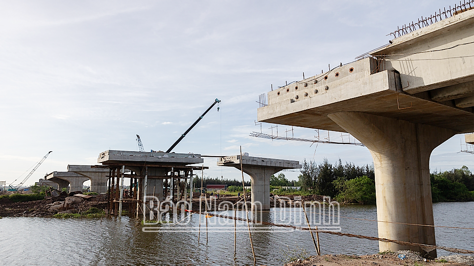 Công trường thi công phần đường của tuyến đường bộ mới Nam Định - Lạc Quần - Đường bộ ven biển trên địa bàn huyện Giao Thủy. 

