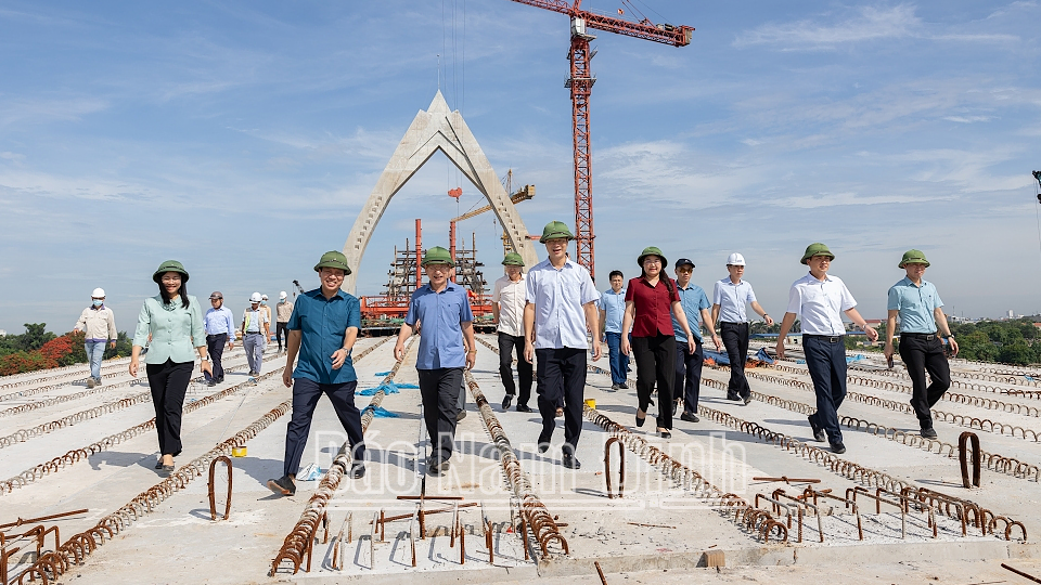 Đồng chí Chủ tịch UBND tỉnh Phạm Đình Nghị và các đồng chí lãnh đạo kiểm tra tiến độ thi công cầu vượt sông Đào. 
