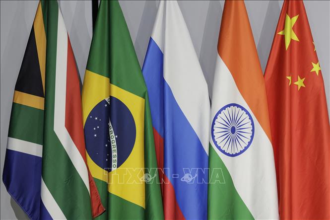 Quốc kỳ các nước thành viên BRICS. Ảnh tư liệu: AFP/TTXVN
