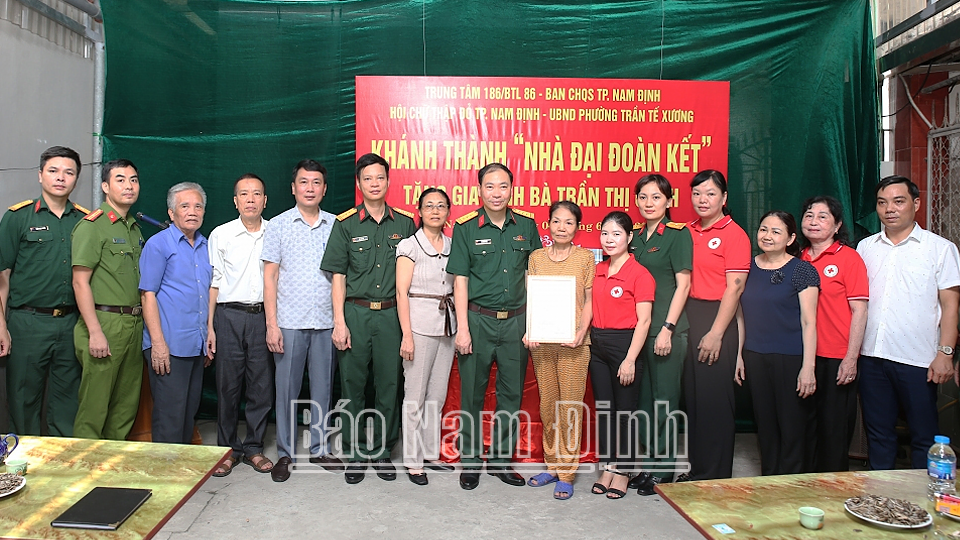 Khánh thành và bàn giao “Nhà Đại đoàn kết” tặng gia đình hộ nghèo