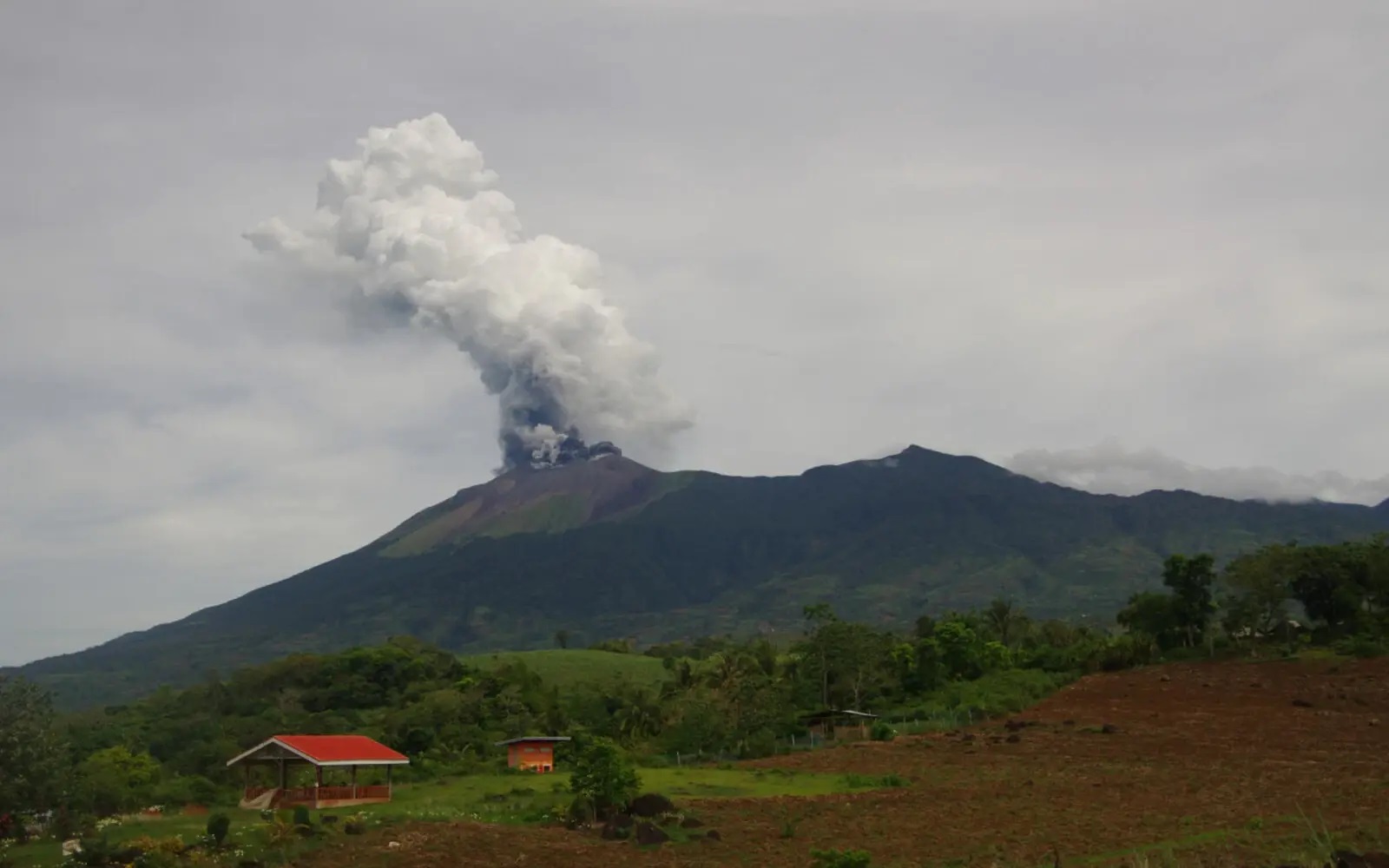 Núi lửa Kanlaon. Ảnh: AFP
