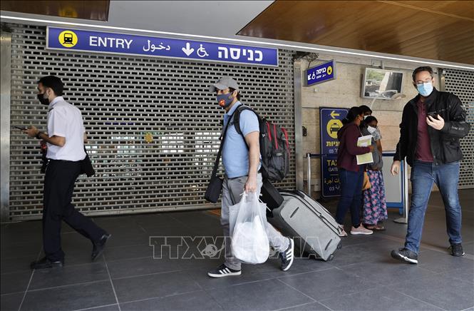 Hành khách tại sân bay Ben Gurion, Tel Aviv, Israel. Ảnh tư liệu: AFP/TTXVN
