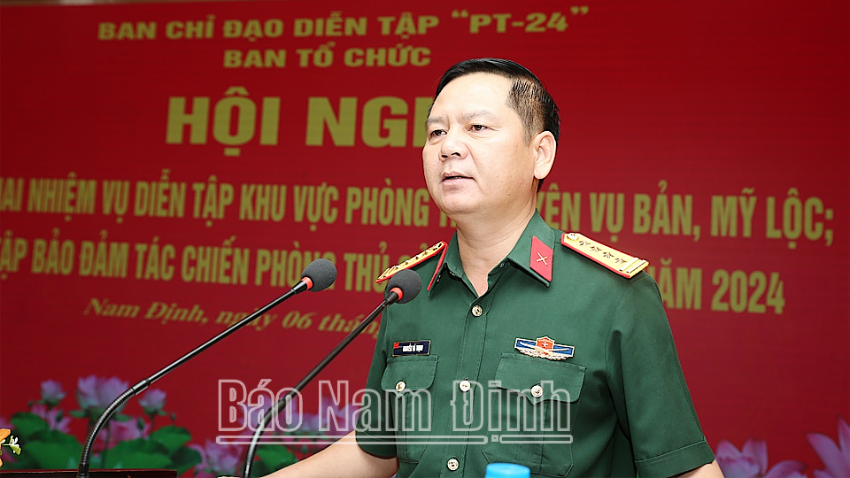 Đại tá Nguyễn Bá Thịnh, Ủy viên Ban TVTU, Chỉ huy trưởng Bộ CHQS tỉnh, Phó Trưởng ban Thường trực Ban Chỉ đạo, Trưởng Ban Tổ chức diễn tập KVPT tỉnh phát biểu tại hội nghị. 