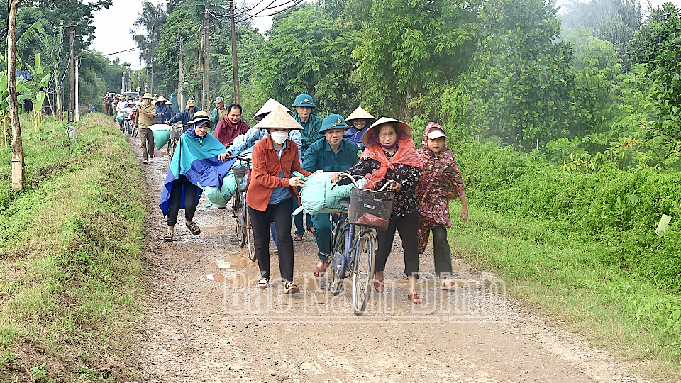 Lực lượng chức năng xã hỗ trợ người dân di chuyển về nơi an toàn. ĐT2
