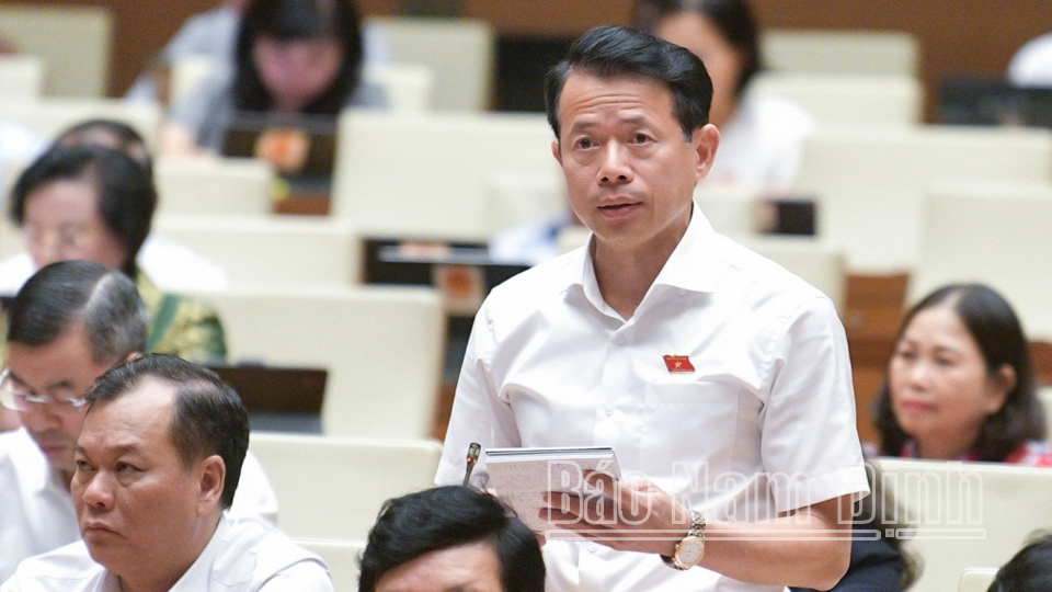 Đồng chí Nguyễn Hải Dũng, TUV, Phó Trưởng đoàn chuyên trách Đoàn đại biểu Quốc hội tỉnh Nam Định phát biểu thảo luận tại hội trường. 