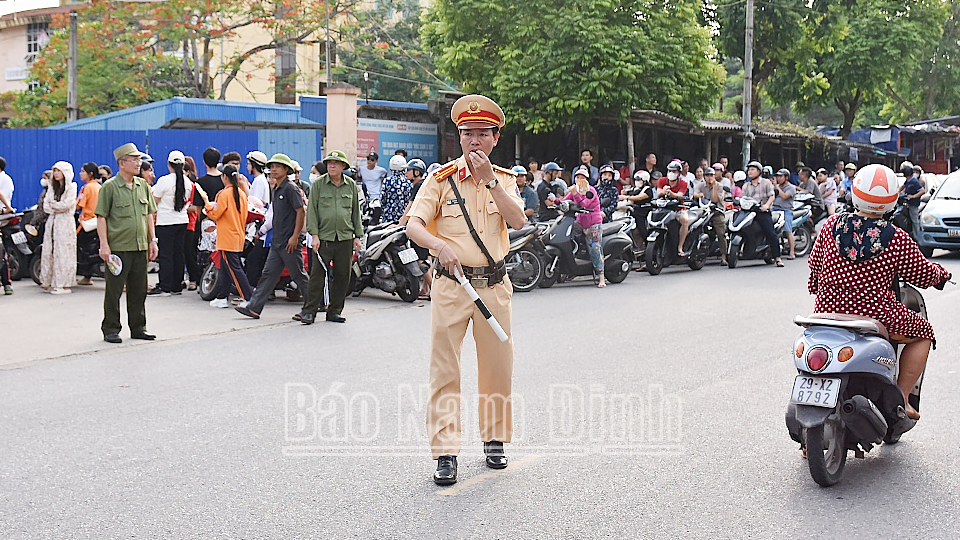 Đảm bảo trật tự an toàn giao thông tại điểm thi Trường THPT Trần Hưng Đạo (thành phố Nam Định).