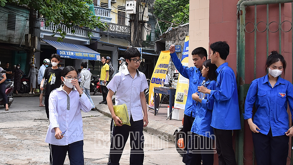 Thí sinh tại điểm thi Trường THPT Ngô Quyền (thành phố Nam Định) tự tin trước môn thi Ngoại ngữ.

