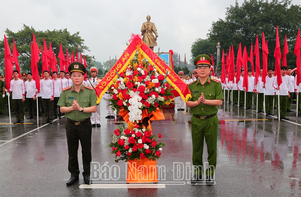 Lãnh đạo Cục Cảnh sát PCCC-CNCH (Bộ Công an) tặng hoa cho Công an tỉnh, đại điện Ban Tổ chức Hội thi. 
