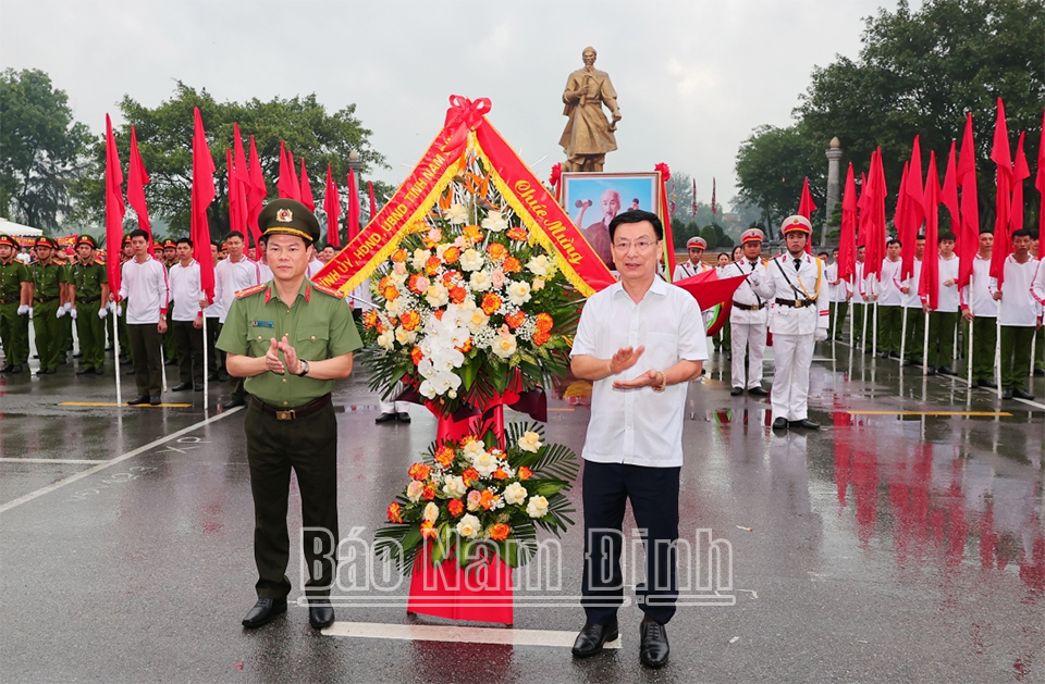 Đồng chí Chủ tịch UBND tỉnh Phạm Đình Nghị tặng hoa cho Công an tỉnh, đại điện Ban Tổ chức Hội thi. 
