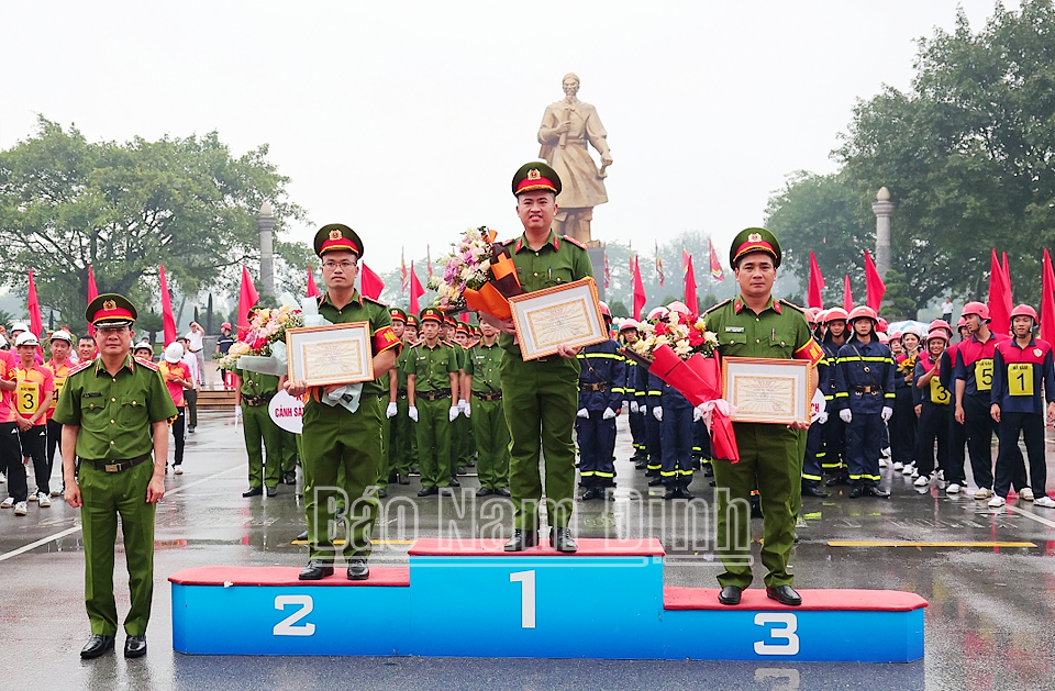 Trung tướng Nguyễn Tuấn Anh, Cục trưởng Cục Cảnh sát Phòng cháy, chữa cháy và cứu nạn cứu hộ (Bộ Công an), Trưởng Ban Tổ chức Hội thi trao Giải toàn đoàn cho các đội thi. 
