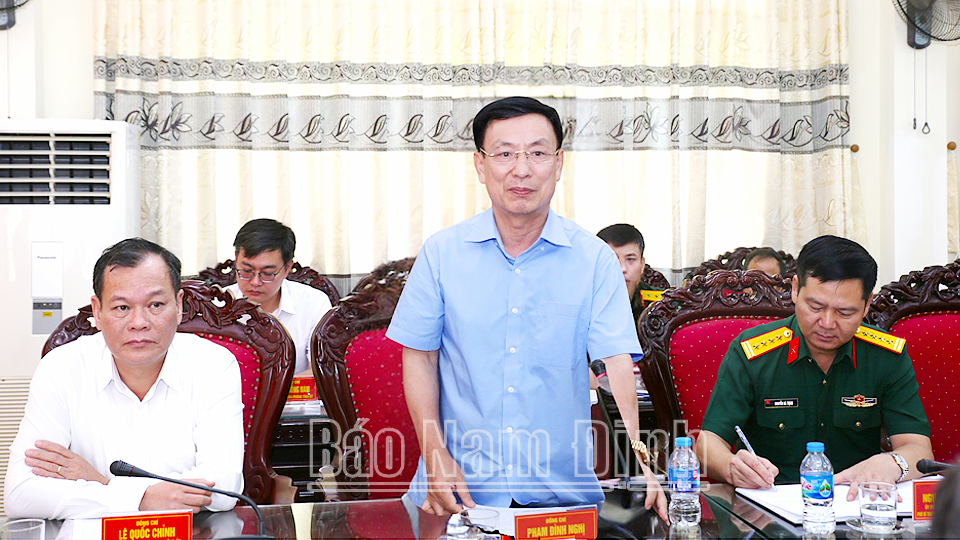 Đồng chí Chủ tịch UBND tỉnh Phạm Đình Nghị phát biểu ý kiến tại hội nghị.
