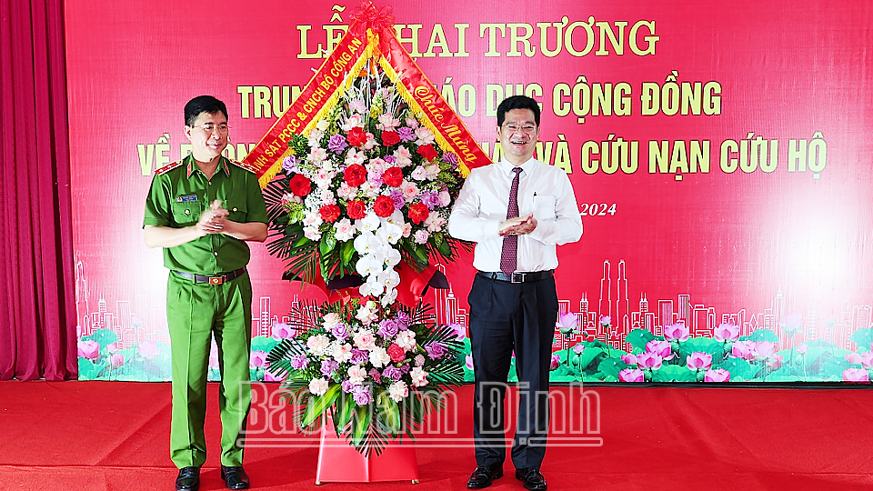 Trung tướng Nguyễn Tuấn Anh, Cục trưởng Cục Cảnh sát PCCC-CNCH (Bộ Công an) tặng hoa chúc mừng Lễ khai trương trung tâm. 
