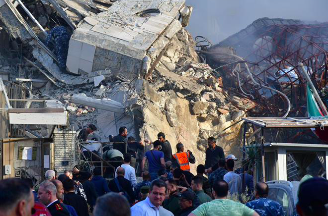 Lực lượng cứu hộ khẩn cấp làm nhiệm vụ tại hiện trường vụ oanh tạc toà nhà lãnh sự quán Iran ở Damascus, Syria ngày 1/4/2024. Ảnh: THX/TTXVN
