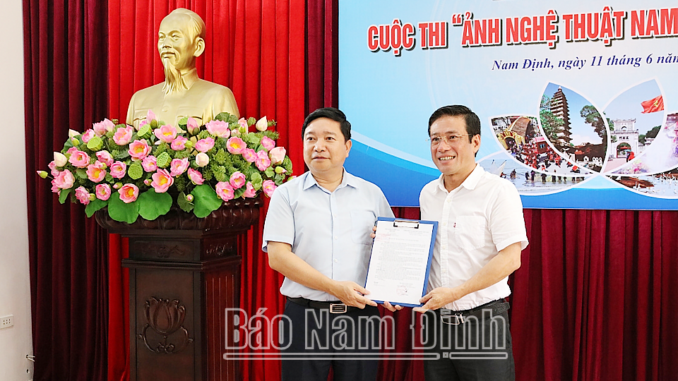 Lãnh đạo Trung tâm Lưu trữ và Triển lãm ảnh nghệ thuật Việt Nam đã trao Giấy chứng nhận bảo trợ của Hội Nghệ sĩ Nhiếp ảnh Việt Nam cho Ban tổ chức Cuộc thi “Ảnh Nghệ thuật Nam Định” năm 2024. 
