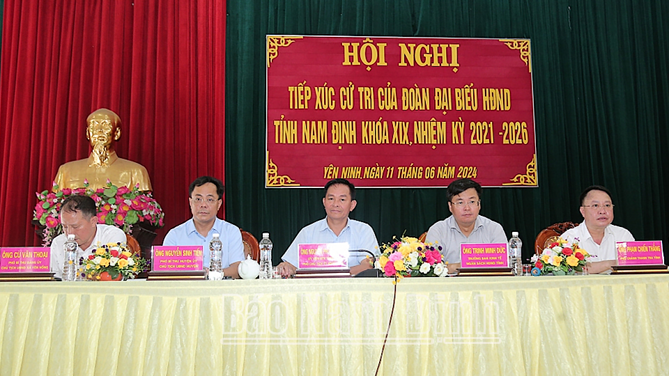 Đồng chí Nguyễn Phùng Hoan, Ủy viên Ban TVTU, Phó Chủ tịch Thường trực HĐND tỉnh và các đại biểu HĐND tỉnh tiếp xúc cử tri huyện Ý Yên.  