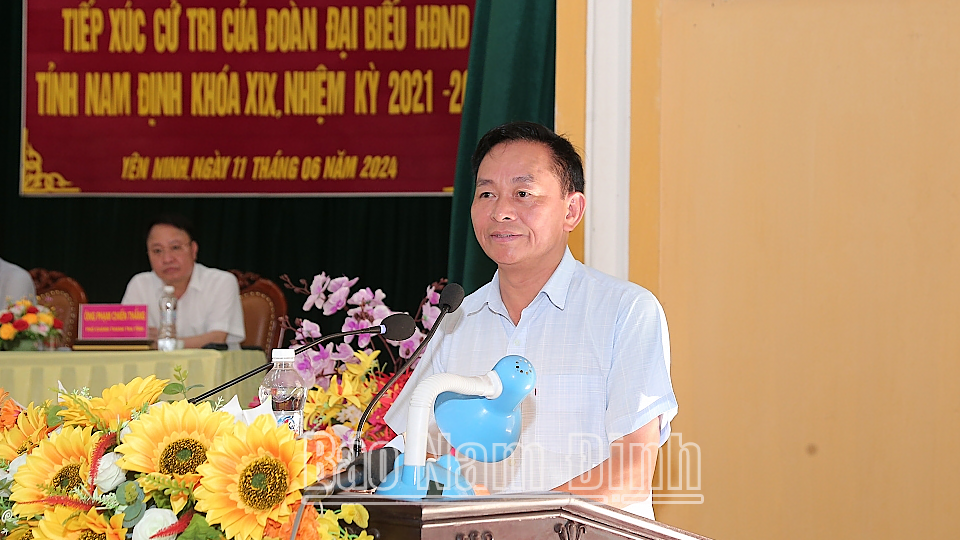Đồng chí Phó Chủ tịch Thường trực HĐND tỉnh Nguyễn Phùng Hoan phát biểu tại buổi tiếp xúc cử tri huyện Ý Yên.  