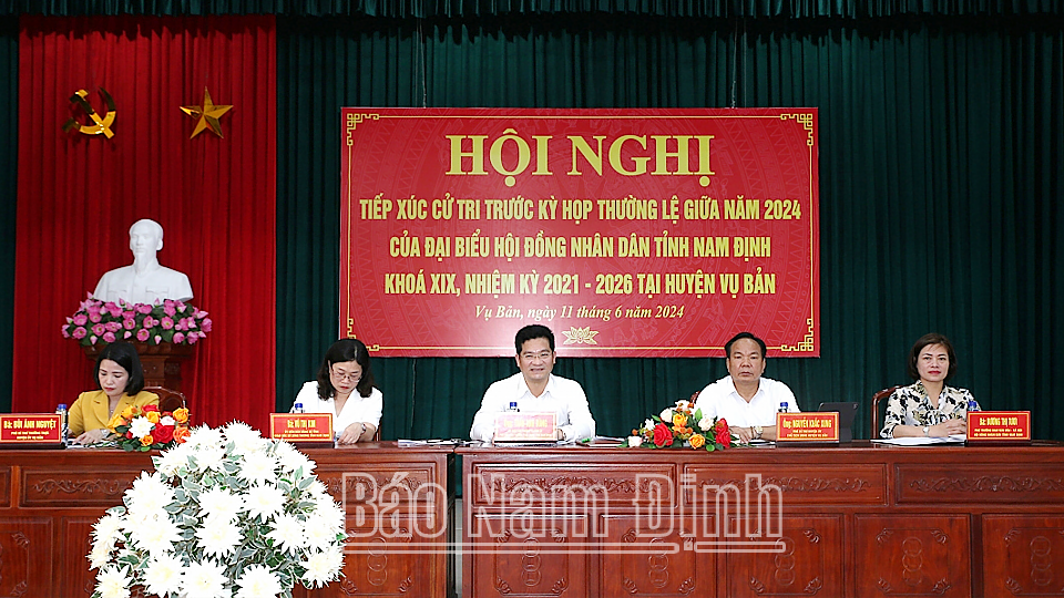 Đồng chí Trần Anh Dũng, Ủy viên Ban TVTU, Phó Chủ tịch Thường trực UBND tỉnh và các đại biểu HĐND tỉnh tiếp xúc cử tri huyện Vụ Bản. 